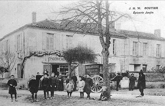 Ancienne épicerie face à la mairie au dbut du XXme sicle