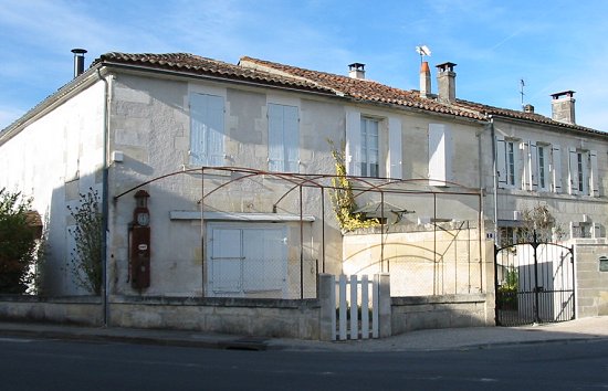 Ancienne épicerie face à la mairie en octobre 2009