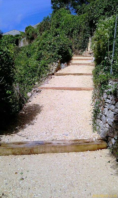 Chemin menant au lavoir mi-aot 2015