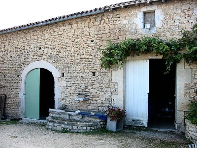 Ancienne école de Saint-Trojan vue de l'intérieur de la cour