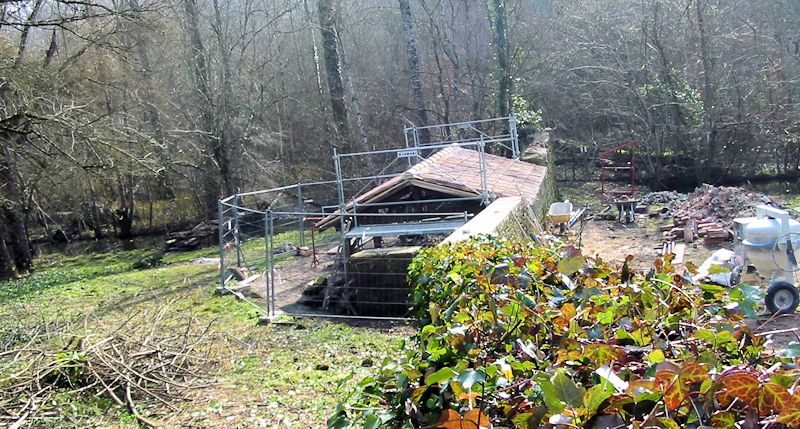 Le lavoir en cours de restauration