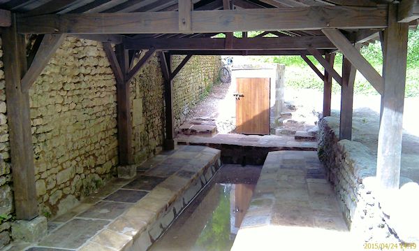 Le lavoir en cours de restauration