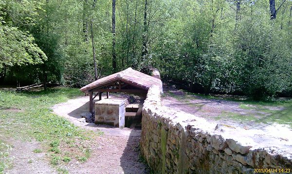 Le lavoir en cours de restauration