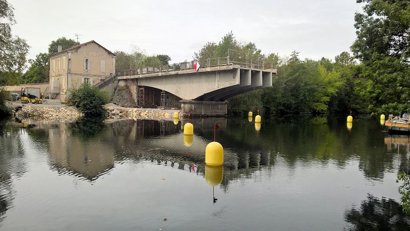 Doucement mais surement, le pont disparait... Cot camping