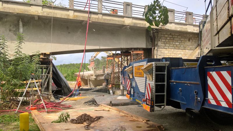 Doucement mais surement, le pont disparait...