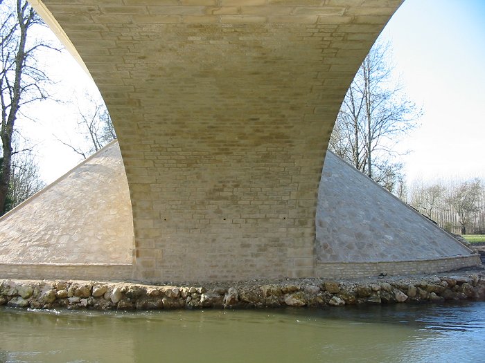 Passage sous le pont possible des 2 cots...