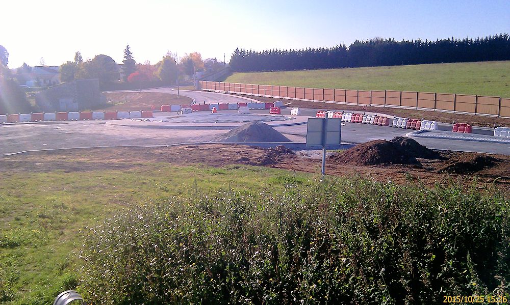 La circulation provisoire contourne le rond-point...