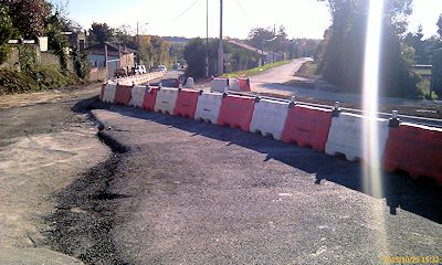 La circulation provisoire contourne le rond-point...