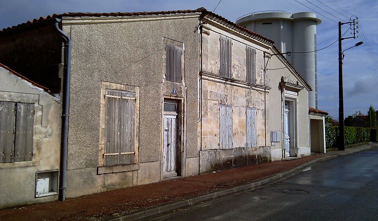Bâtiments communaux inoccupés entre l'école et la salle des associations
