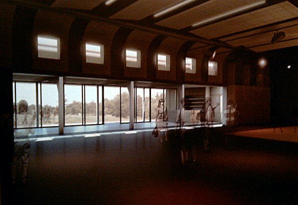 Perspective depuis la salle sur le hall