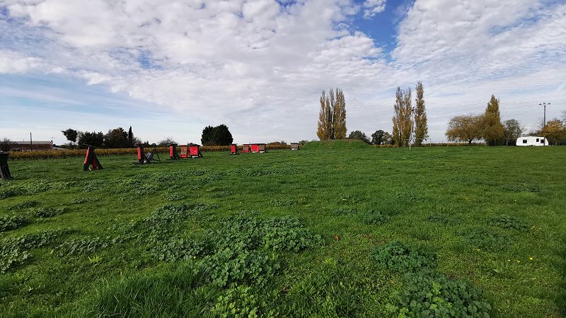 Terrain multisports derrière l'école en novembre 2020