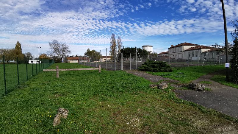 Terrain multisports derrière l'école en novembre 2020