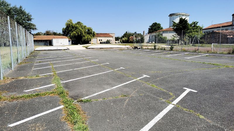 Terrain multisports derrière l'école en aot 2021